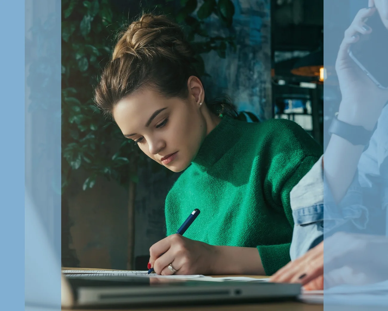 Supportprofessional maakt aantekeningen tijdens overleg