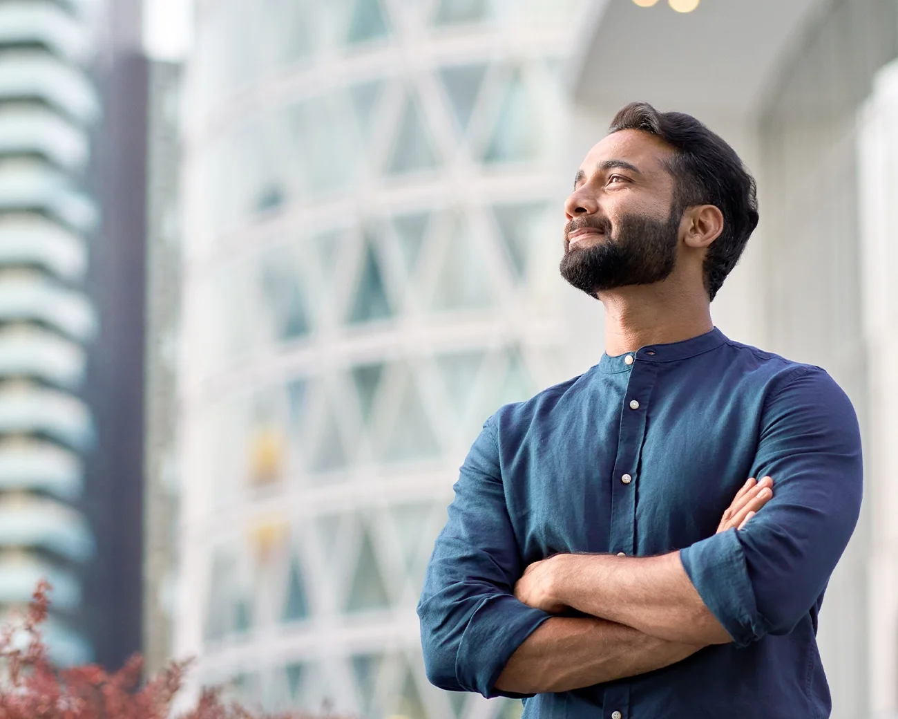 Lachende man voor gebouw