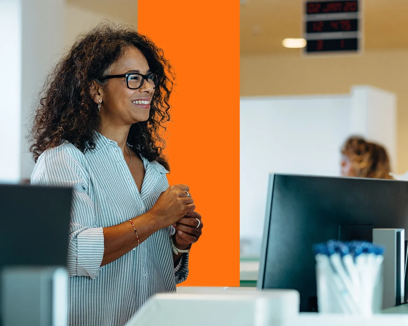 Glimlachende vrouw op kantoor