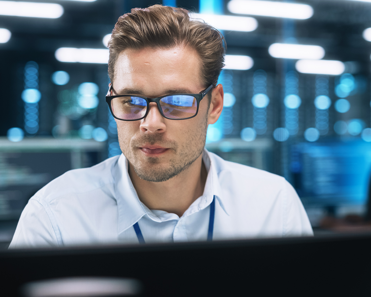 Man kijkt naar scherm