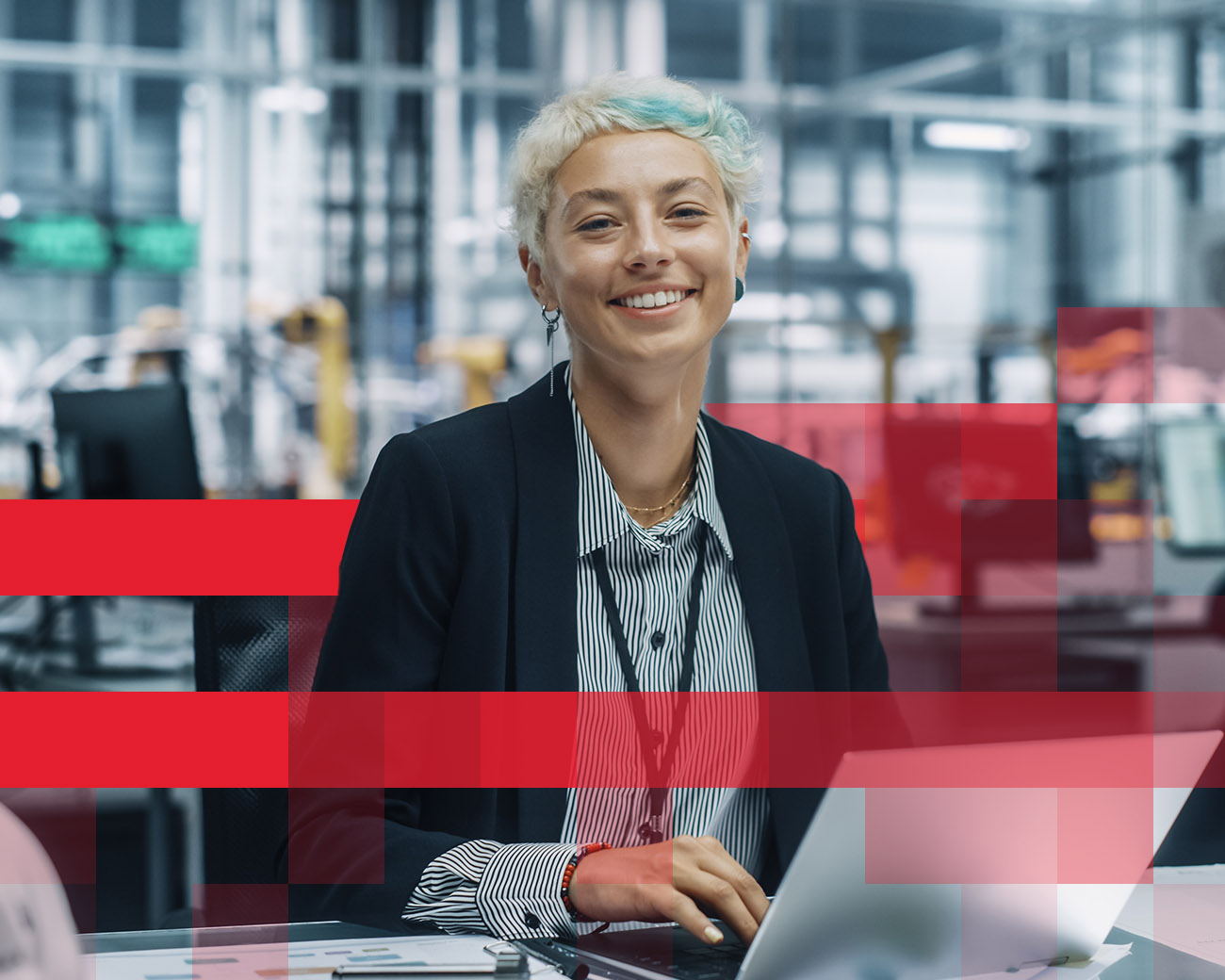 Lachende IT-medewerker achter laptop