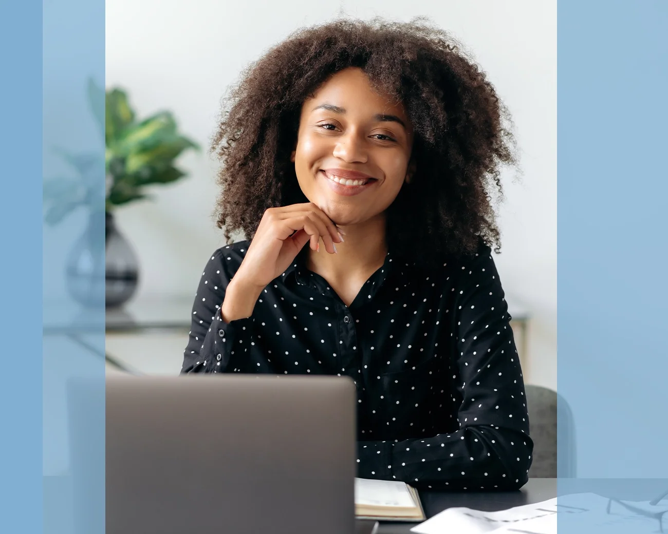 Supportprofessional kijkt lachend op van beeldscherm