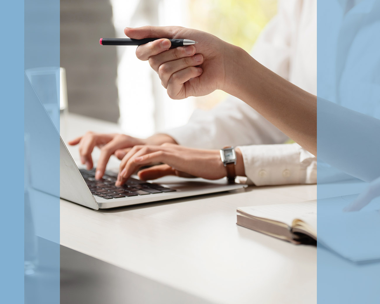 Sopportprofessional notuleert tijdens overleg