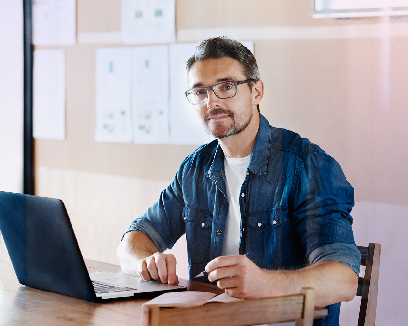 Profesional werkt met Excel achter laptop