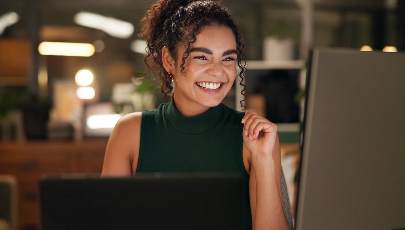 Vrouw werkt op haar laptop