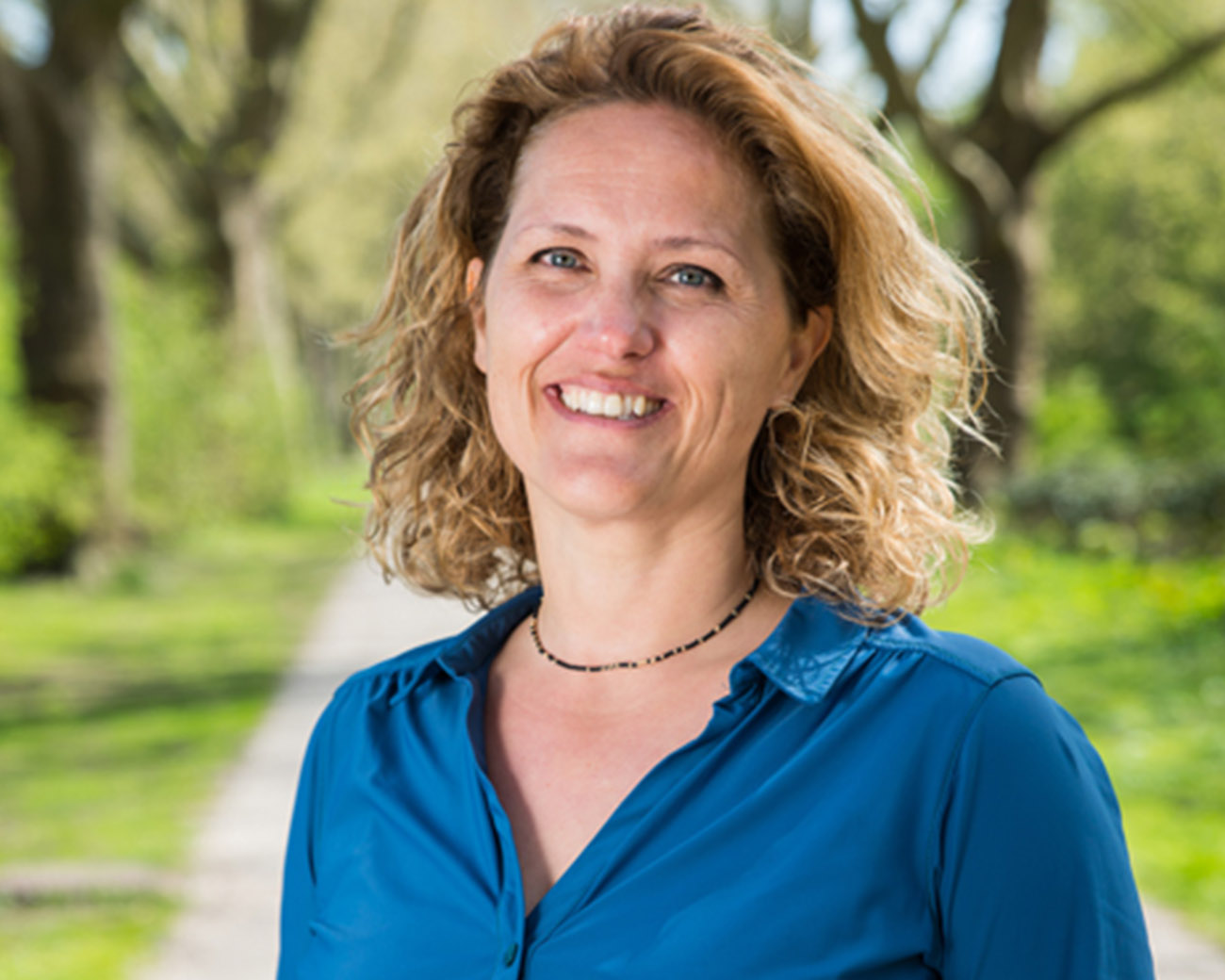 vrouw lachend in de camera