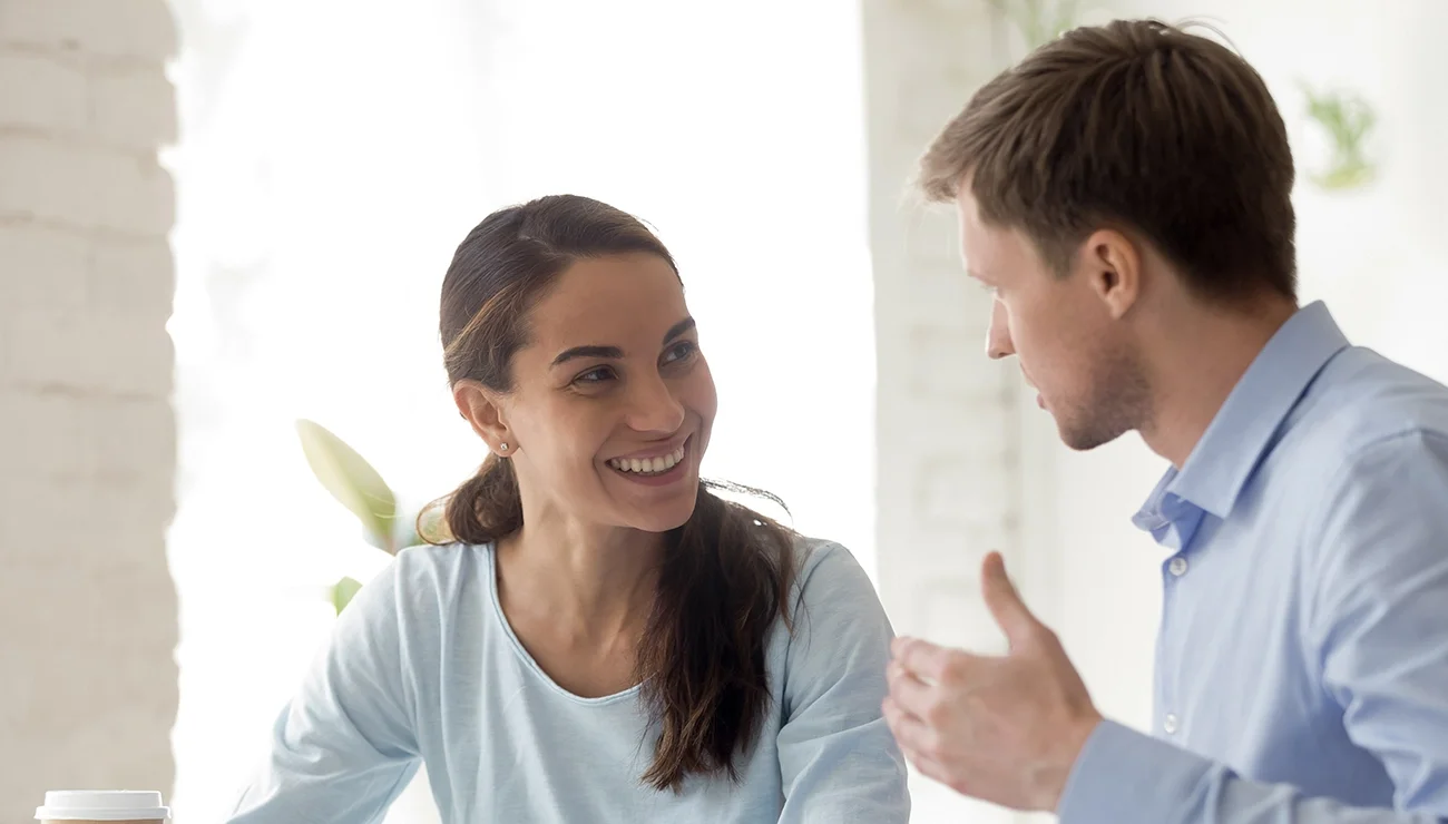 Man en vrouw in gesprek op kantoor
