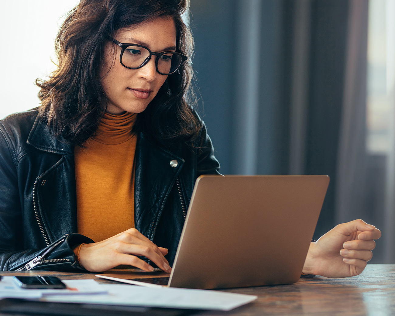 Professional werkt achter laptop in zakelijke omgeving