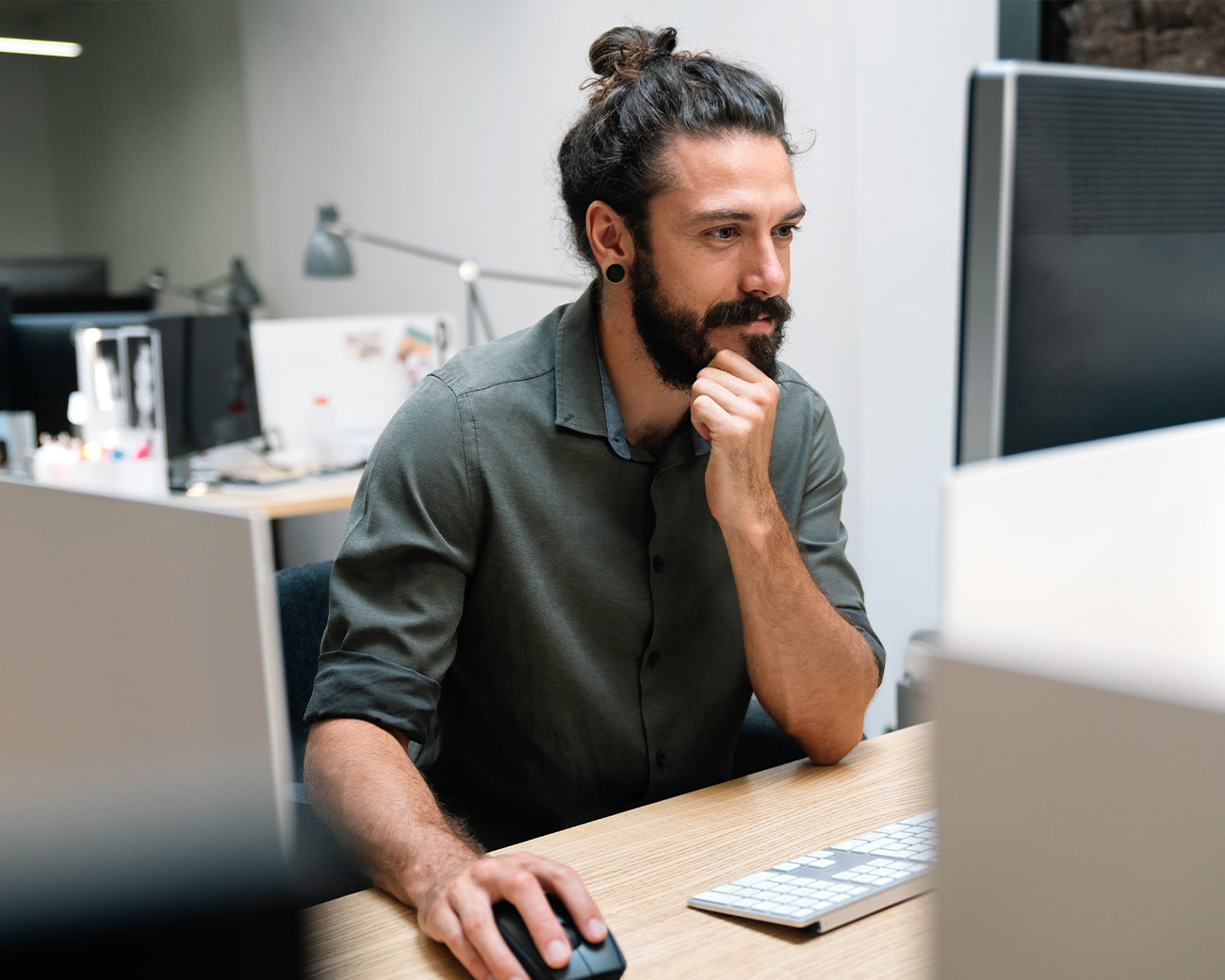 Man glimlachend achter computer