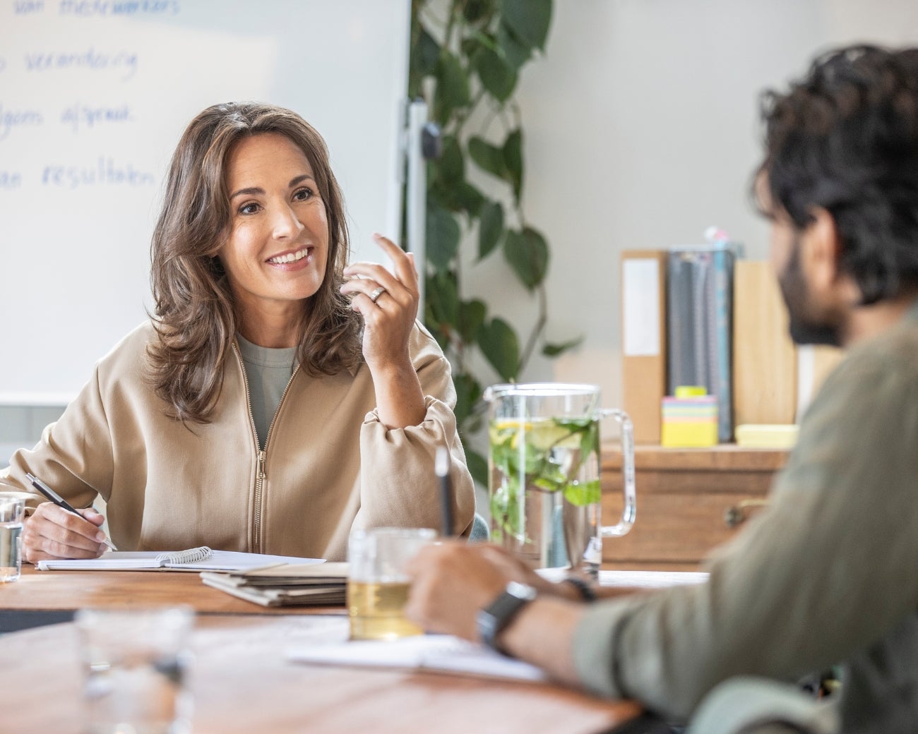 Man en vrouw in gesprek aan tafel