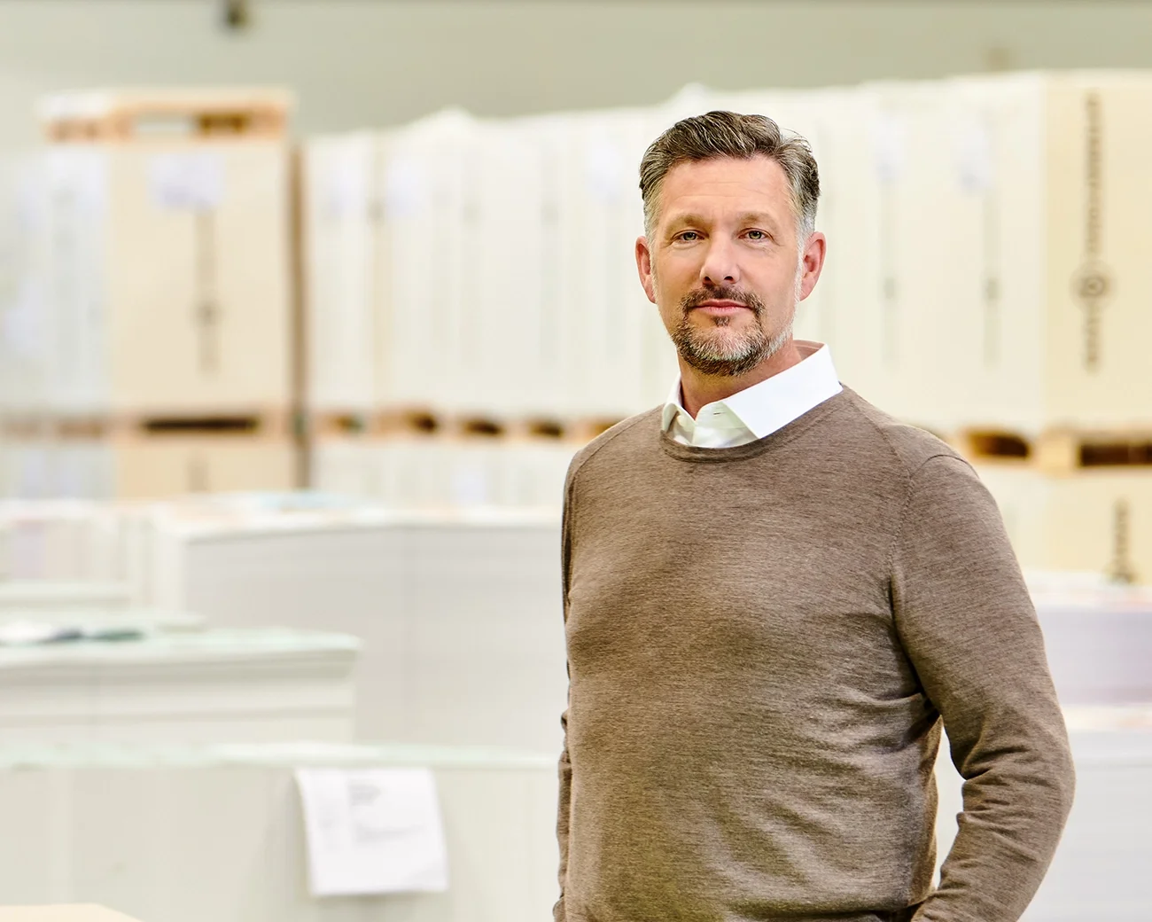 Man in magazijn