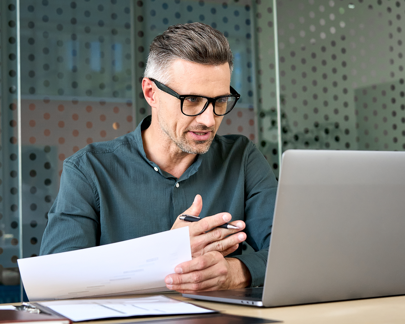 man werkt achter zijn laptop in een videogesprek