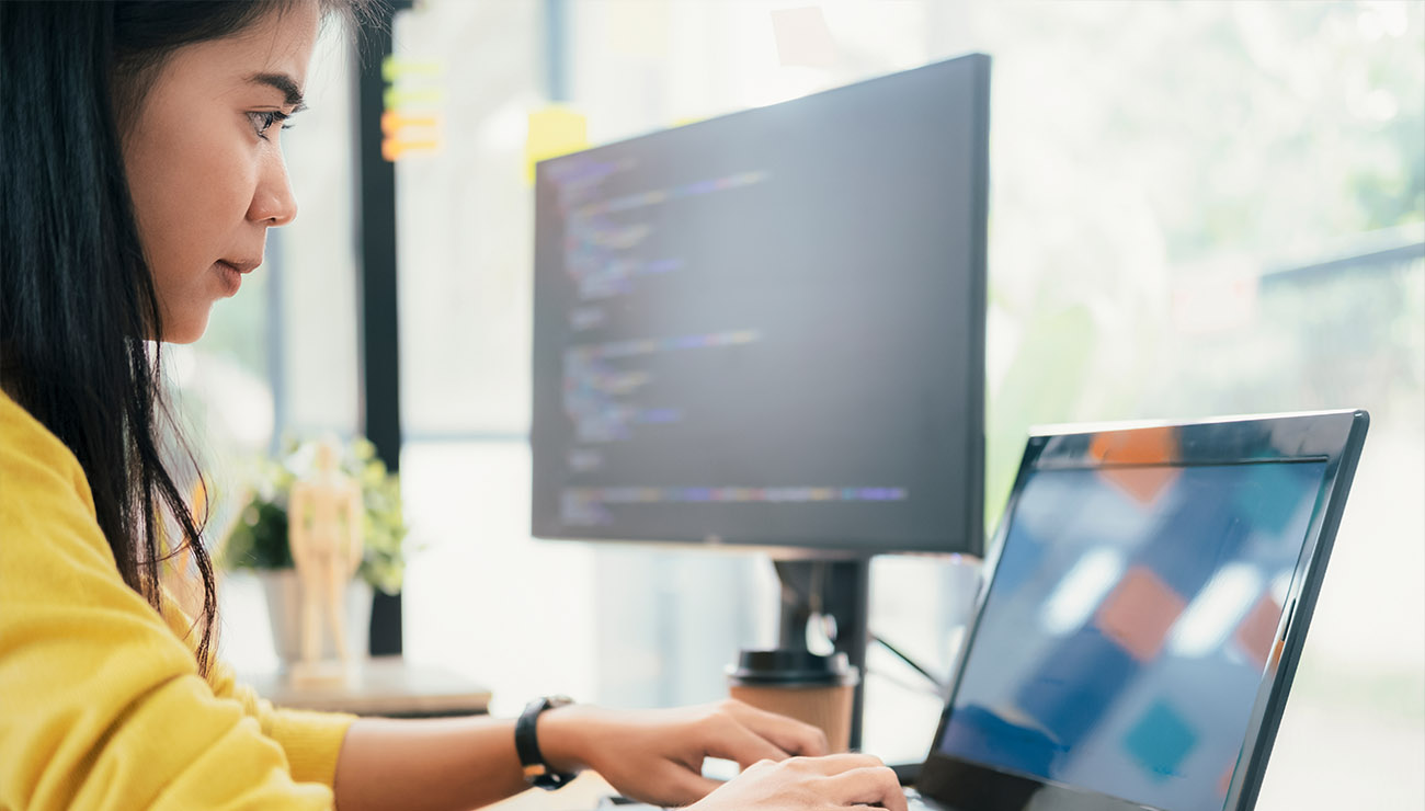 Meisje gele trui achter computerscherm