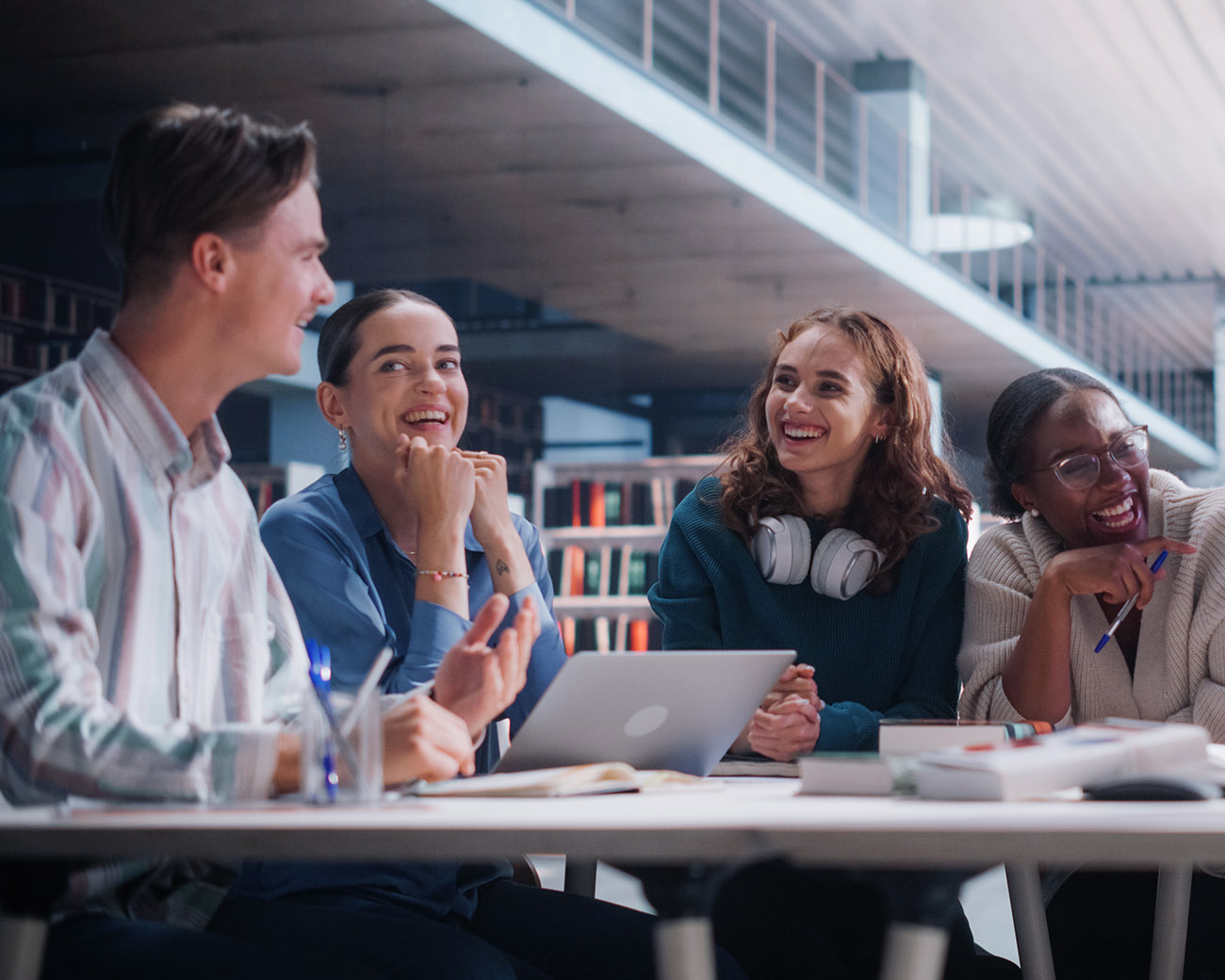 Jonge AD Academy studenten in de bibliotheek