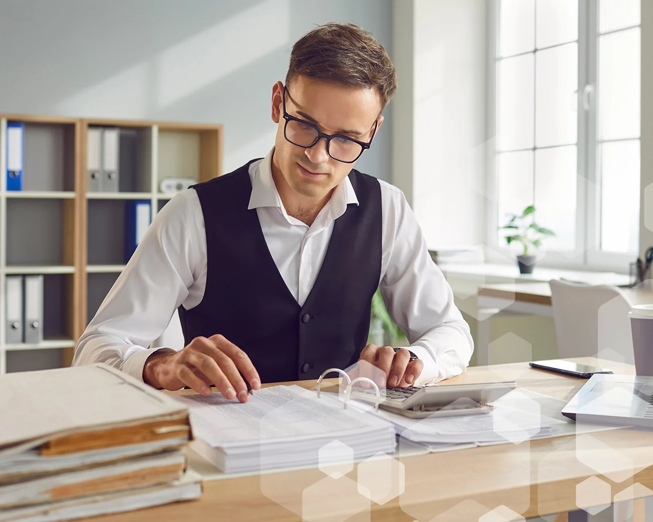 Finance professional maakt berekeningen op kantoor