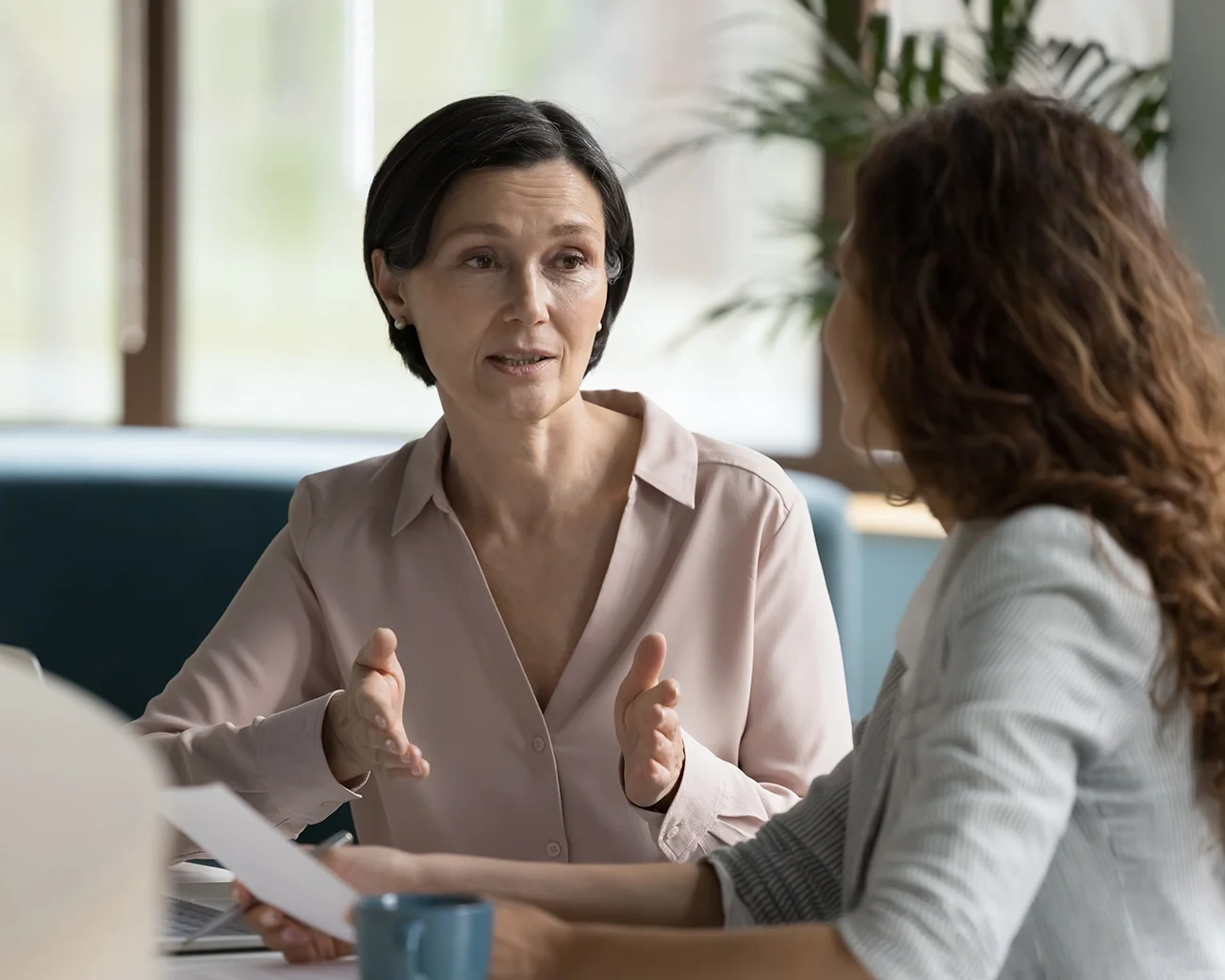Zakenvrouw in serieus gesprek met collega.