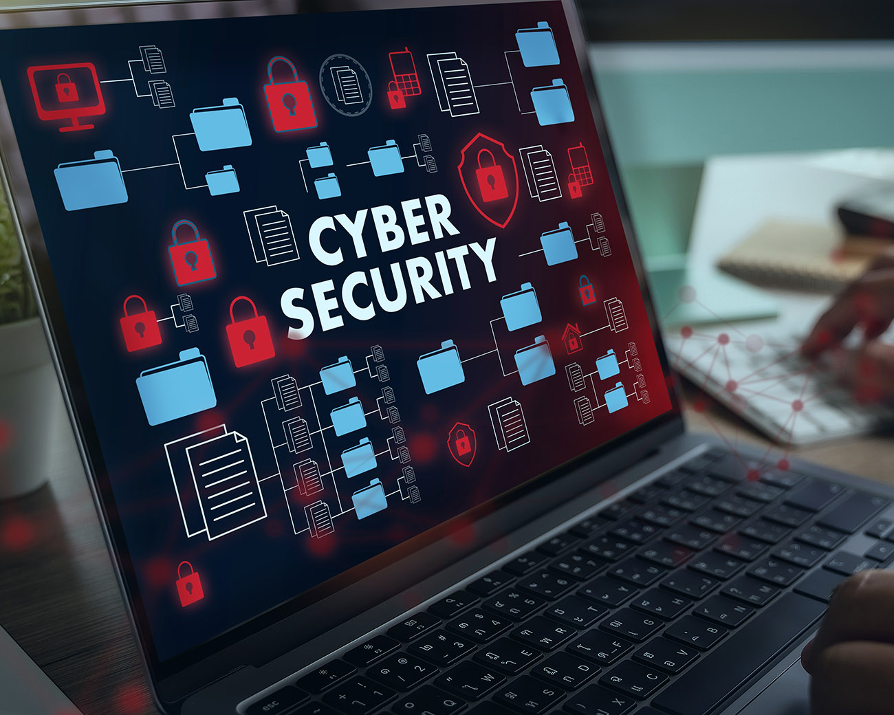 Cybersecurityspecialist werkt aan databeveiliging