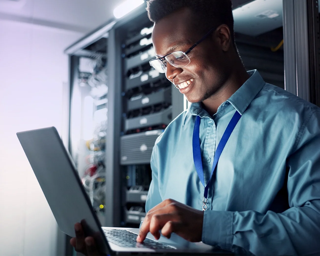 Cybersecurityprofessional werkt aan beveiligde IT-omgeving
