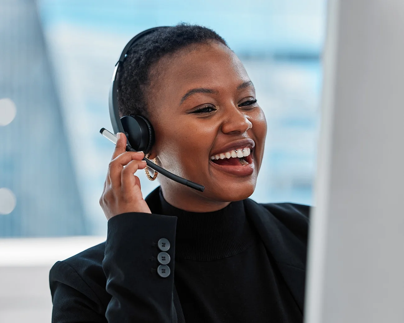 Lachende vrouwelijke klantenservice medewerker