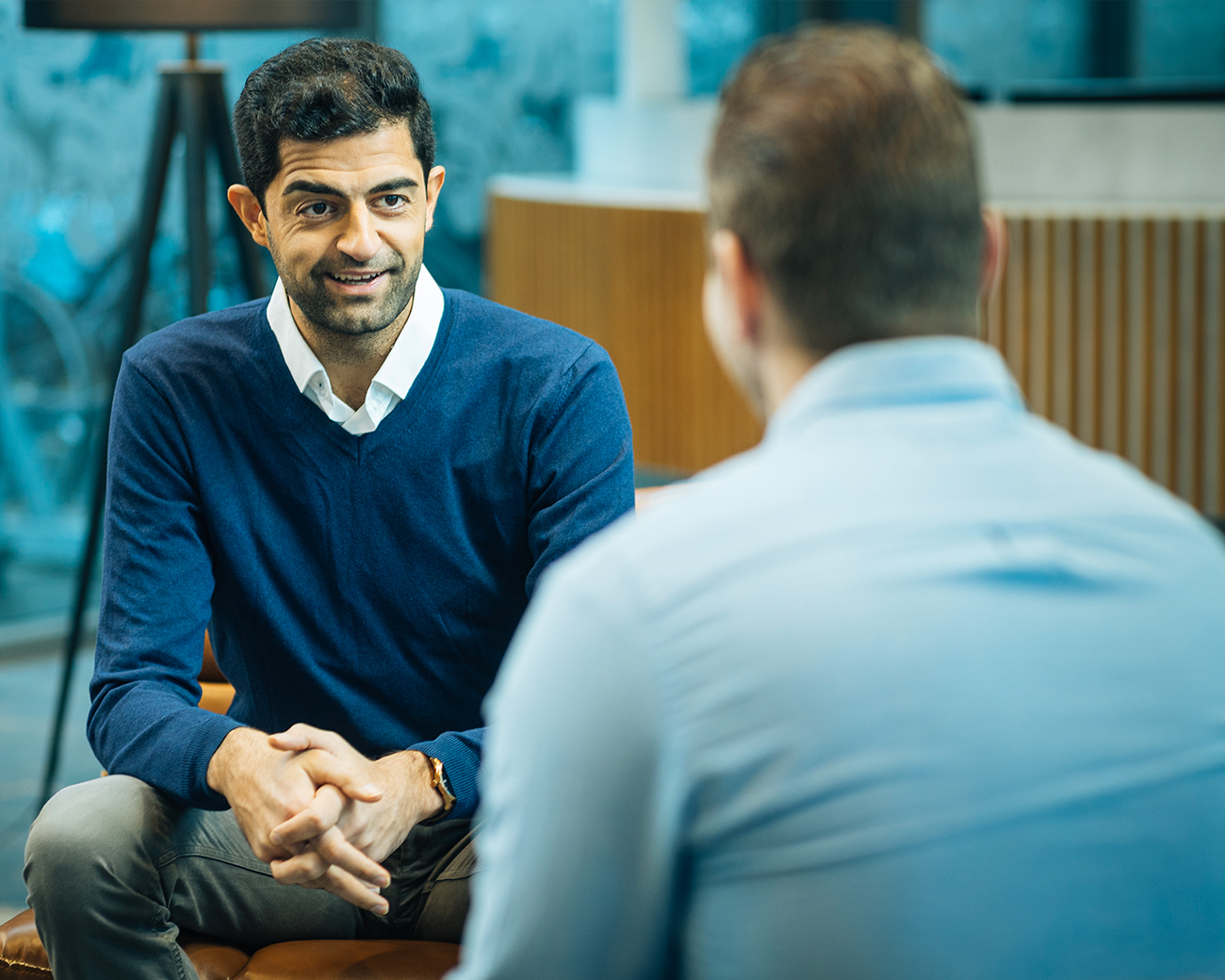 Twee bedrijfskundigen in gesprek met elkaar