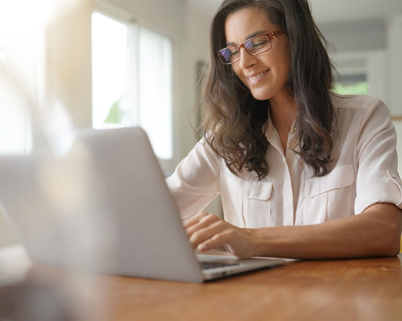 Vrouw aan het werk op haar laptop
