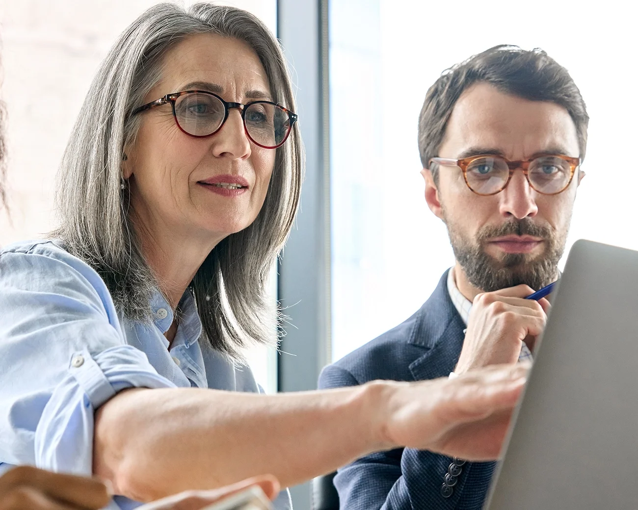Collega's kijkend naar laptop