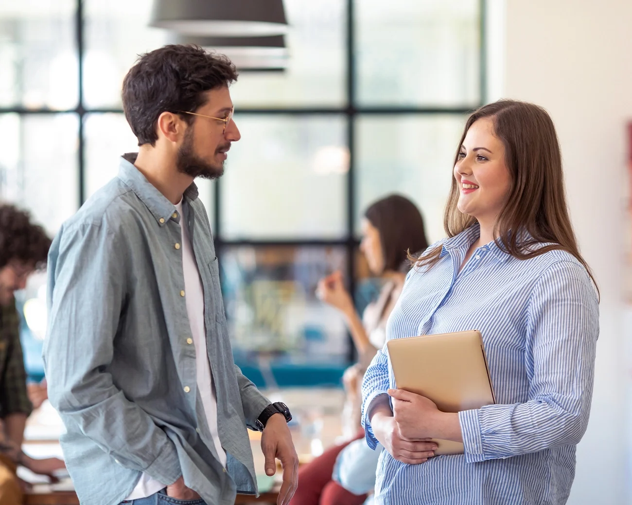 Collega's in gesprek op kantoor