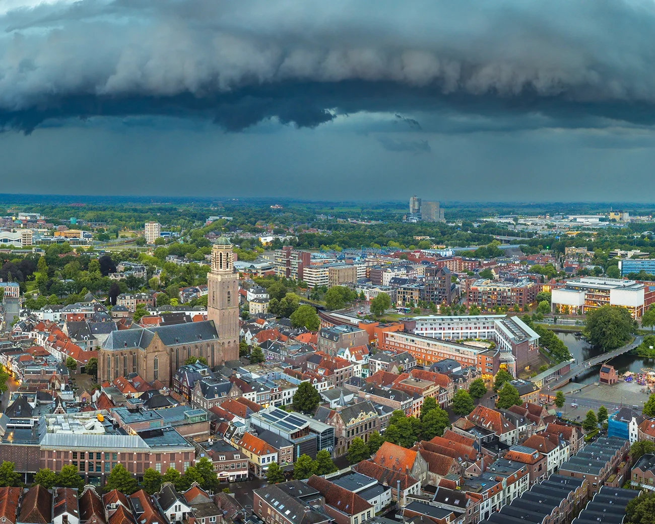 Een zware onweersbui boven Zwolle