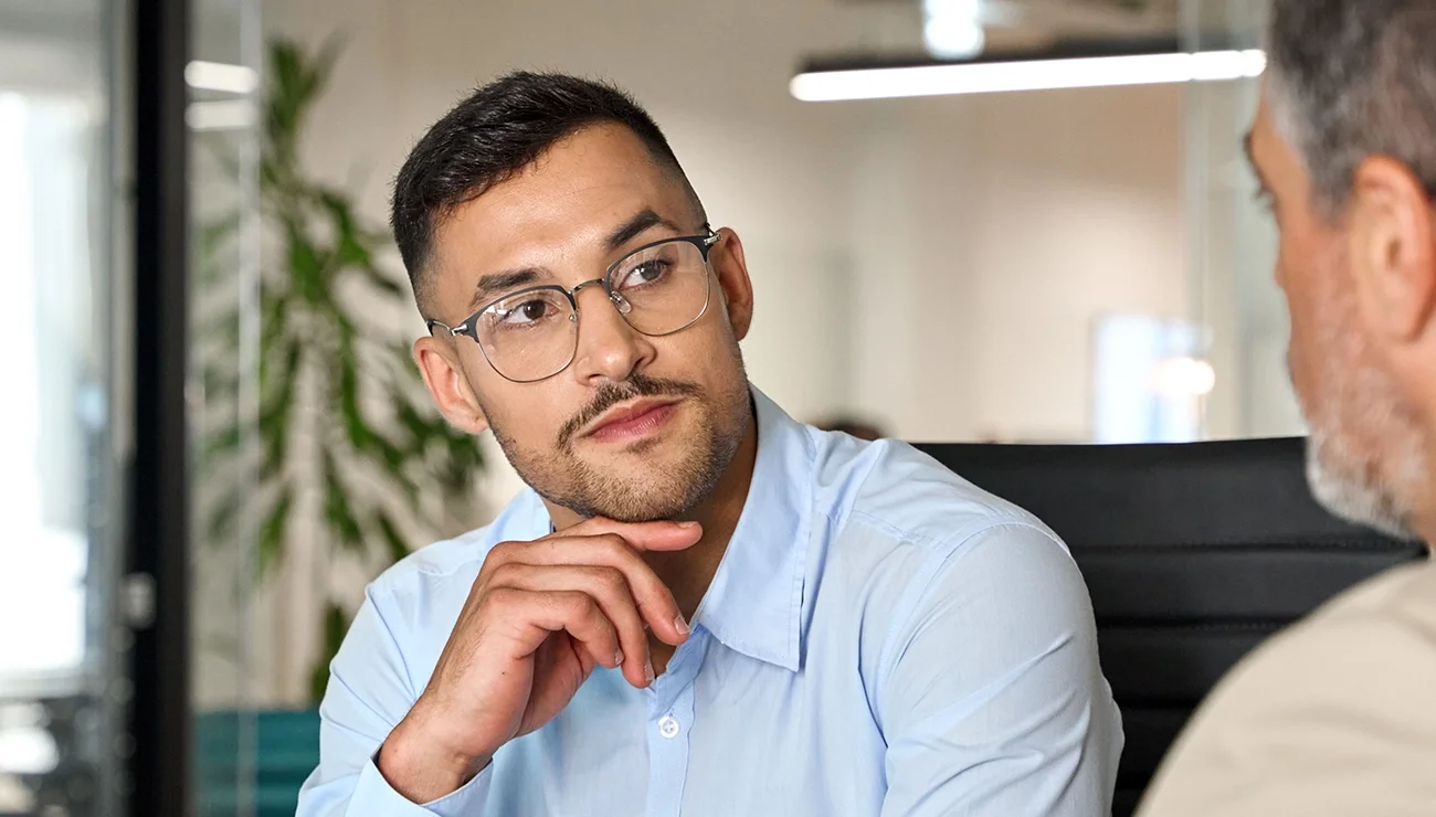 Twee mannen in gesprek