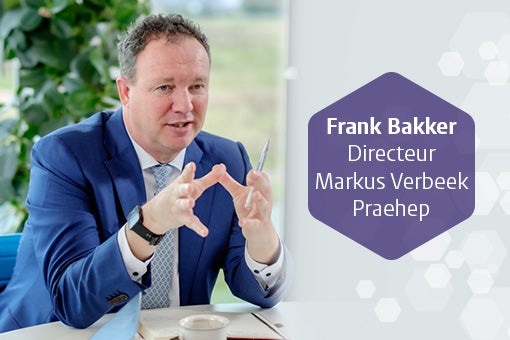 Frank Bakker met tekst "Frank Bakker Directeur Markus Verbeek Praehep" in paars hexagon.