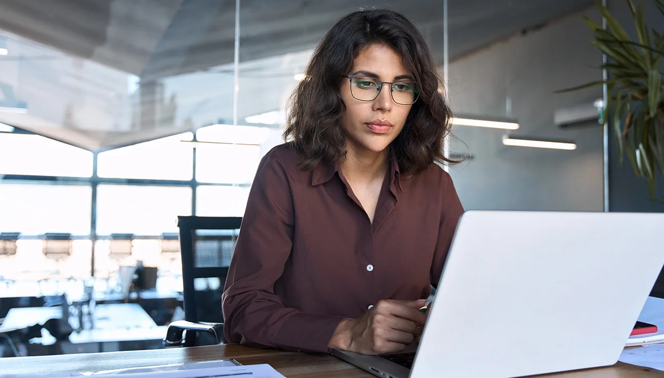 Vrouw aan het werk achter der laptop