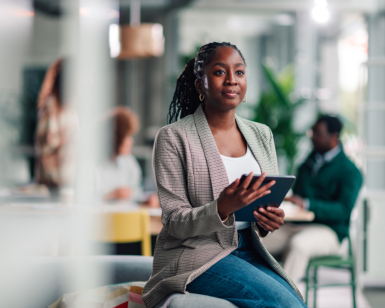 Vrouwelijke financieel planner met tablet