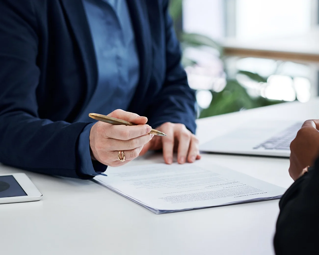 Vrouw loopt beleidsadvies door met collega