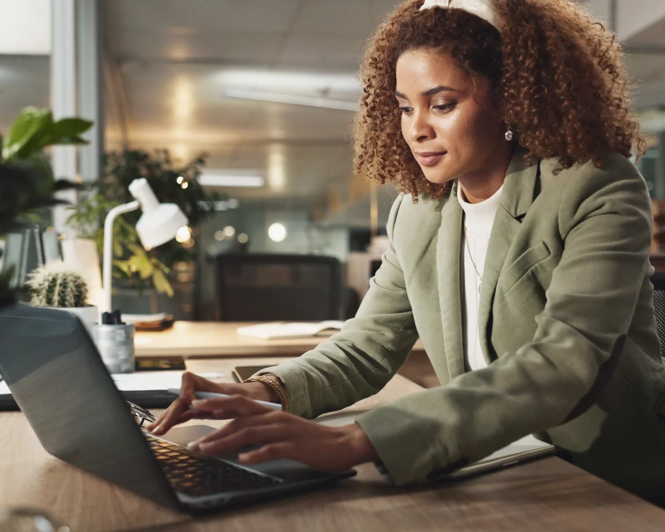 Vrouw achter laptop