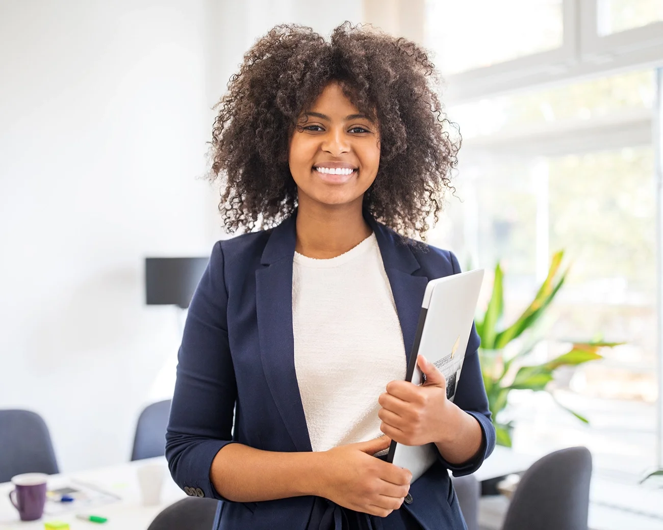 Donkere zakenvrouw met laptop in hand