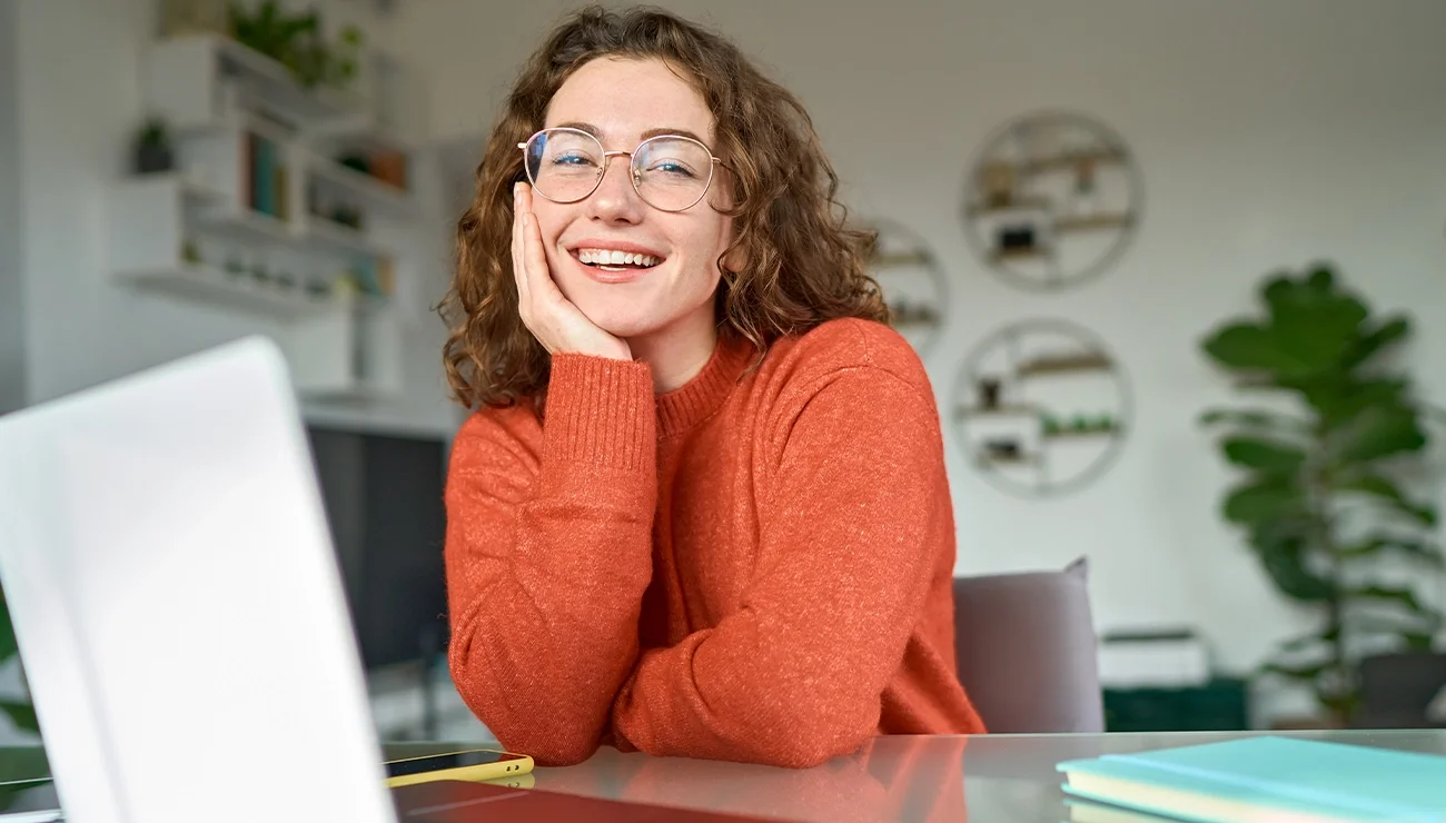 Een vrouw in een oranje trui