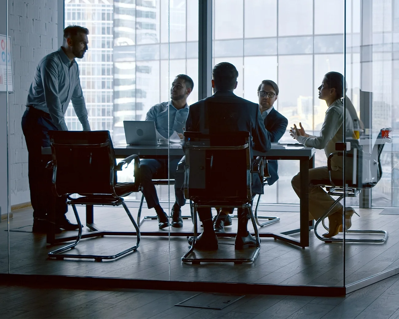 Mensen in vergaderruimte aan het discusiëren