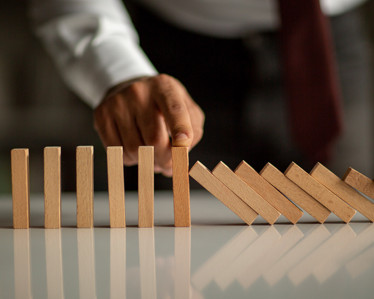 Hand en dominostenen
