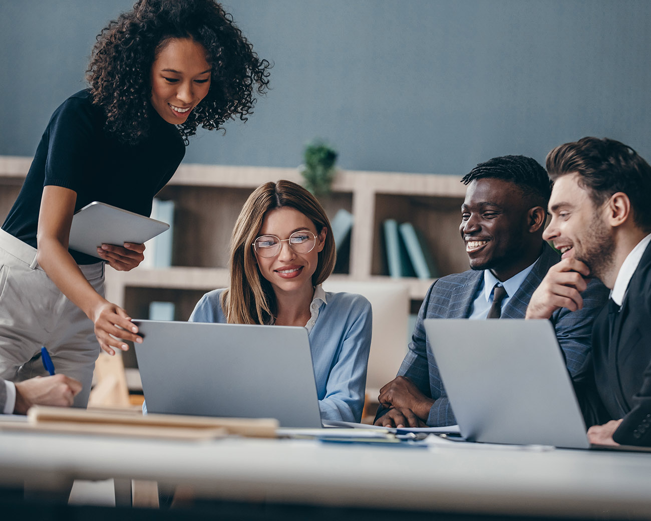 Collega's in overleg met elkaar