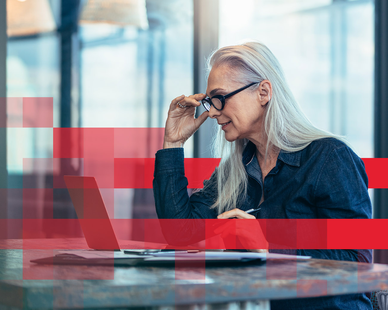 Vrouw kijkt naar laptop