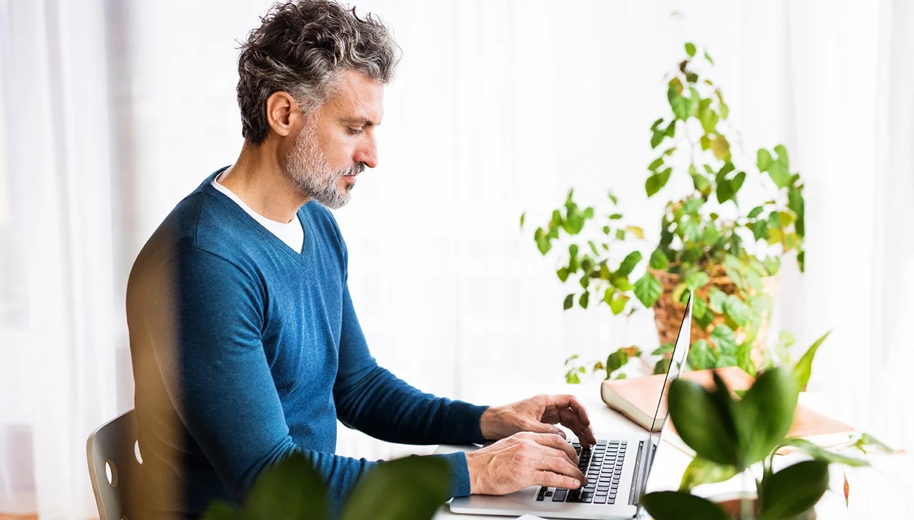 man achter laptop