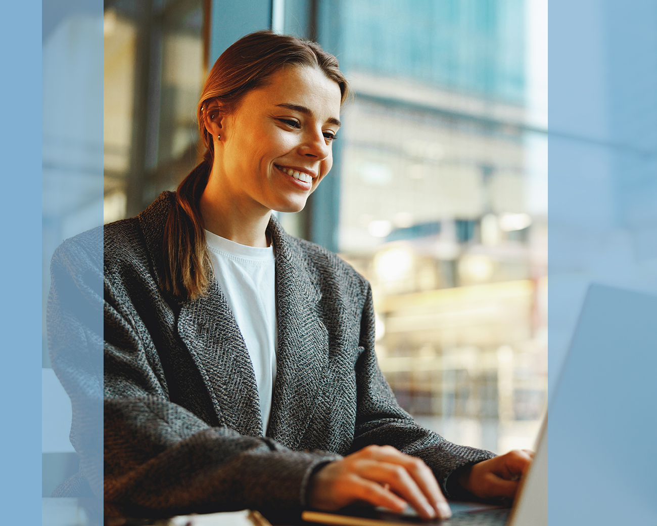 Supportprofessional werkt achter laptop