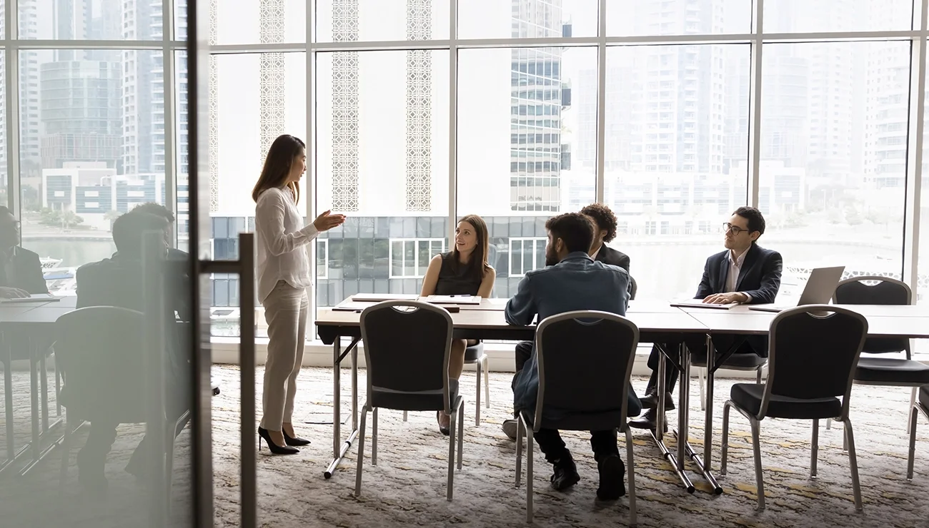 Een team meeting waar iemand iets aan het presenteren is