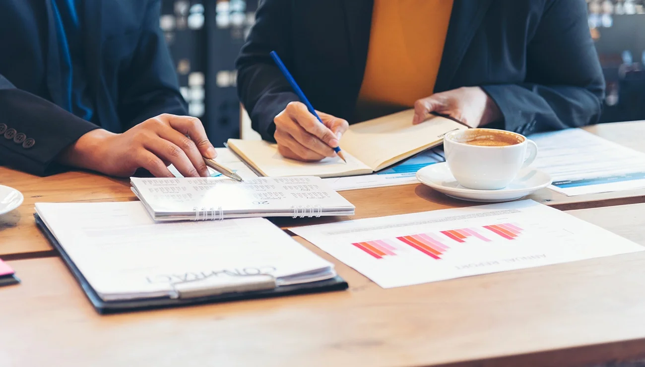Zakelijke meeting met financiële documenten