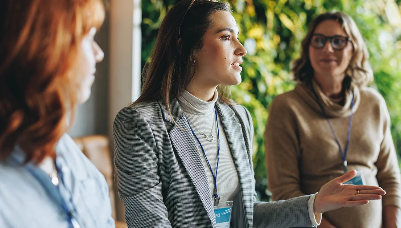 Vrouw maakt handgebaar tijdens gesprek