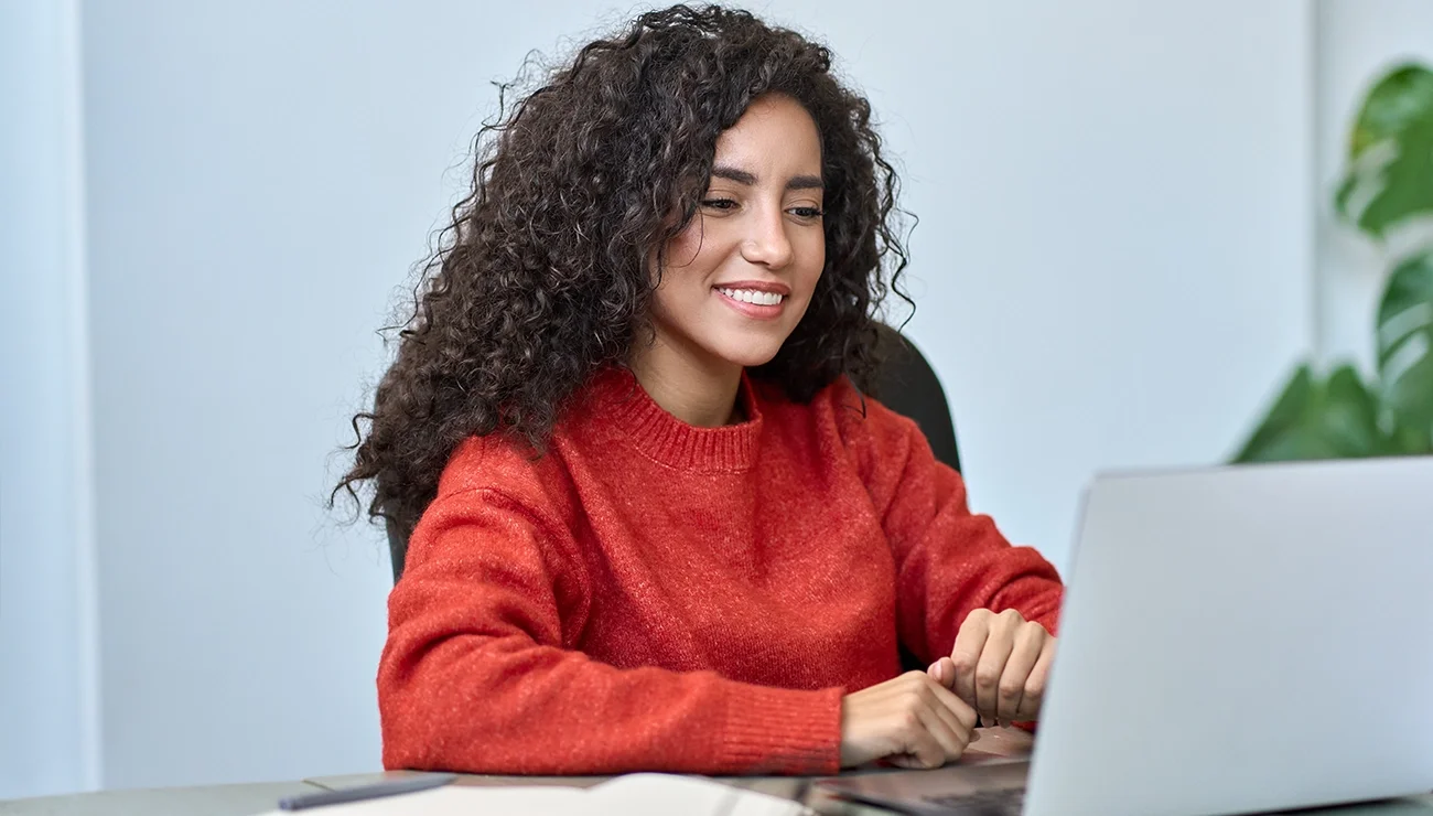 Vrouw werkt op laptop