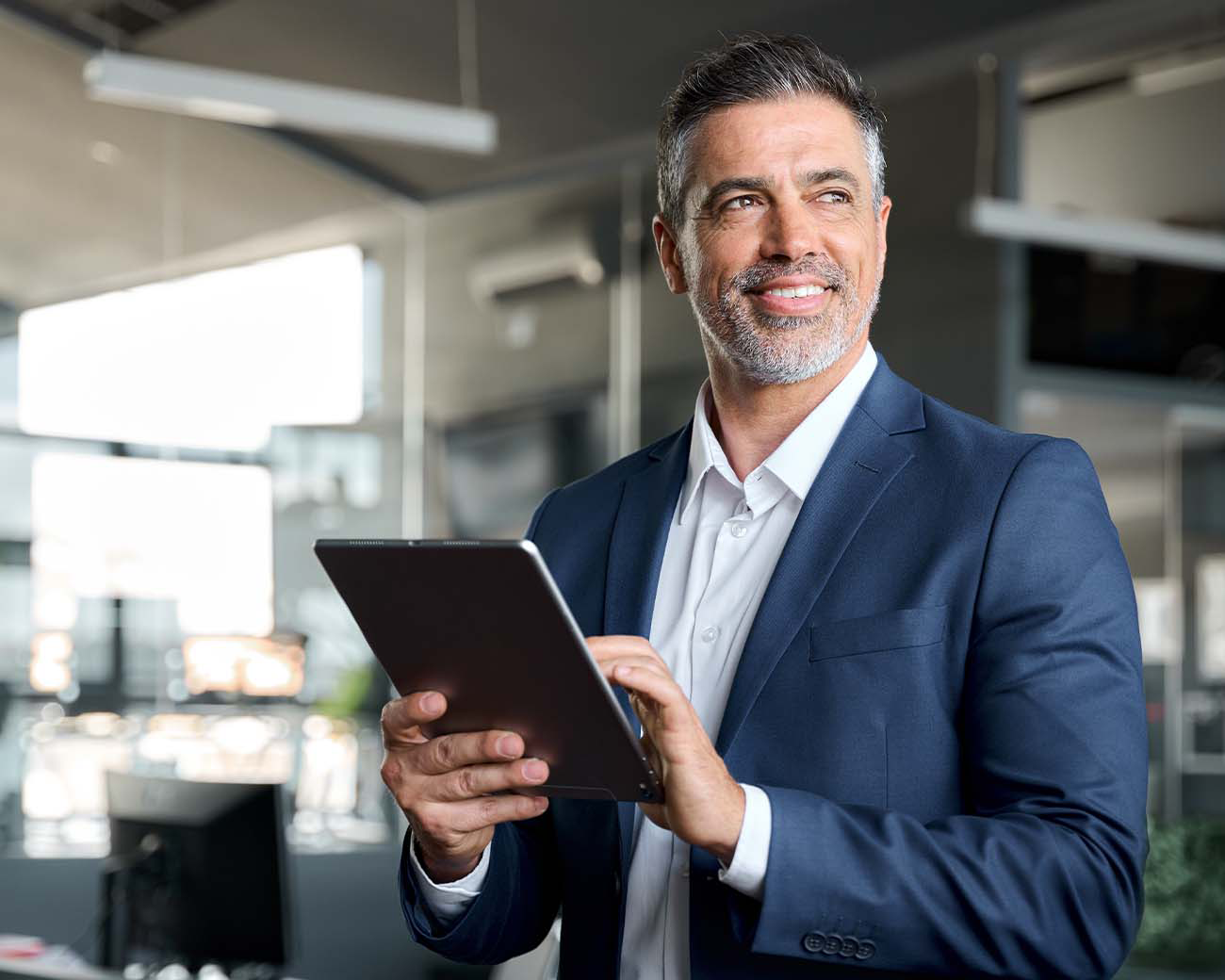 Zakenman met tablet in hand