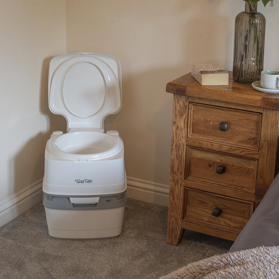Flushing commode chairs