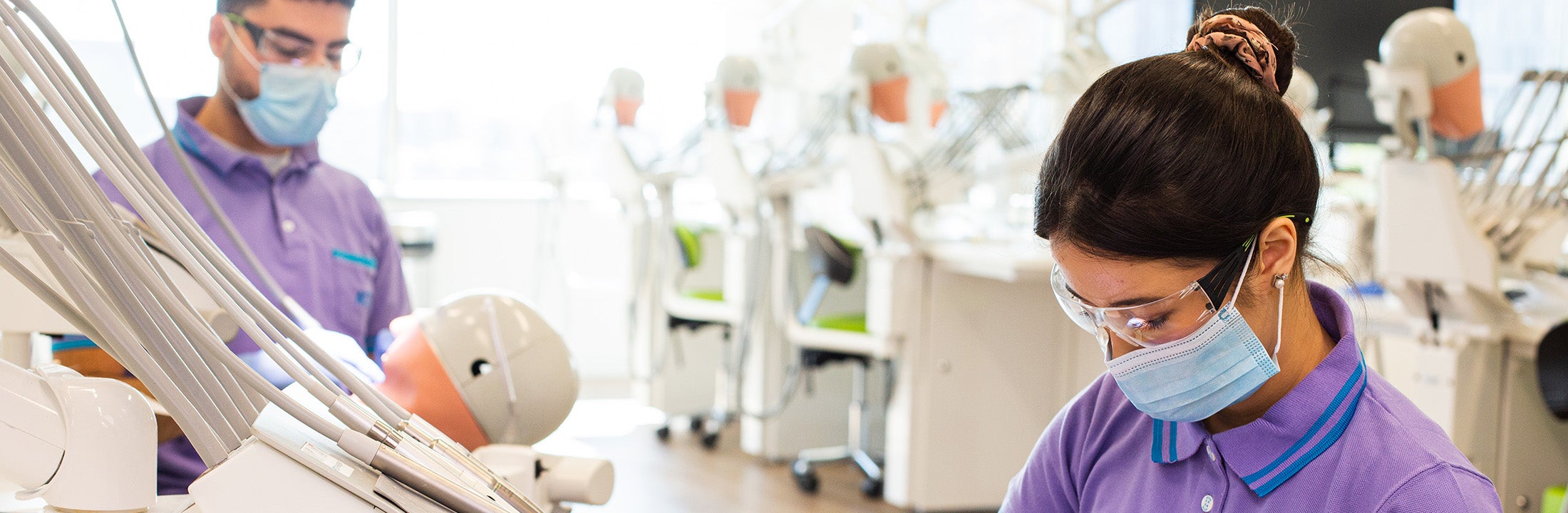 Studenten aan de slag op de prekliniek (Wiebrig Krakau)