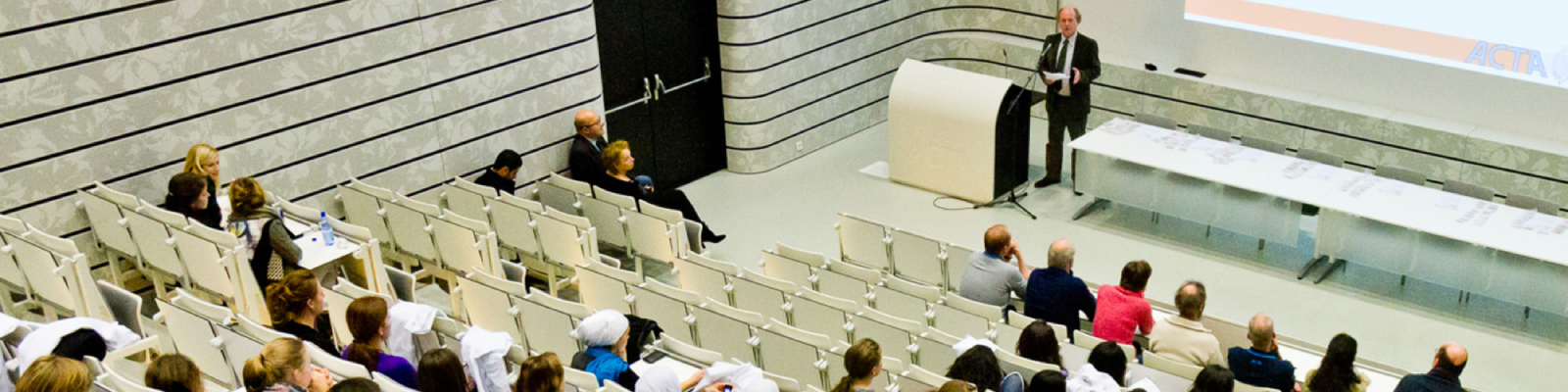 Studenten in een grote collegezaal